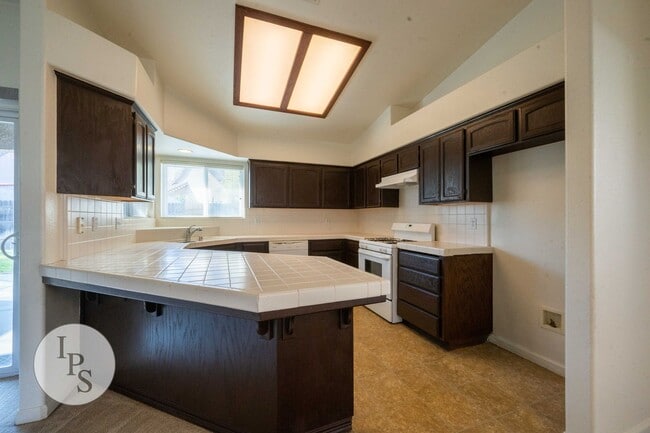 Building Photo - Kerman Westside Home, 3BR/2BA, Built 2004 - Lots of Amenities!