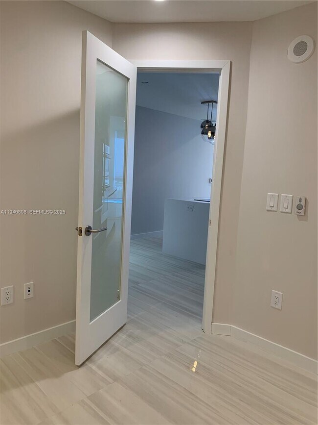 Building Photo - 851 NE 1st Ave