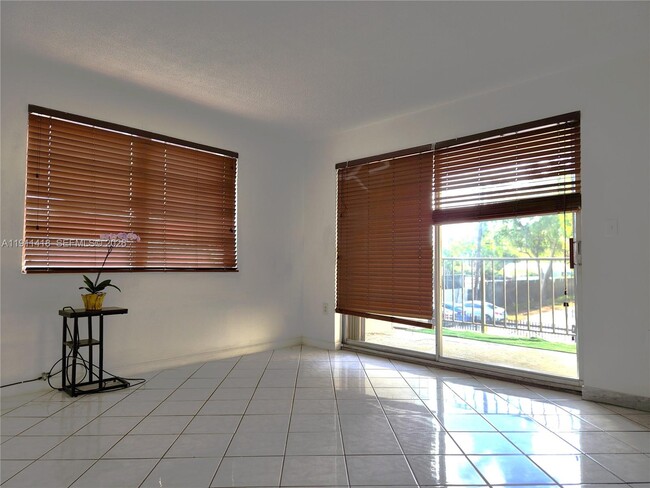 Building Photo - 1225 NE 124th St