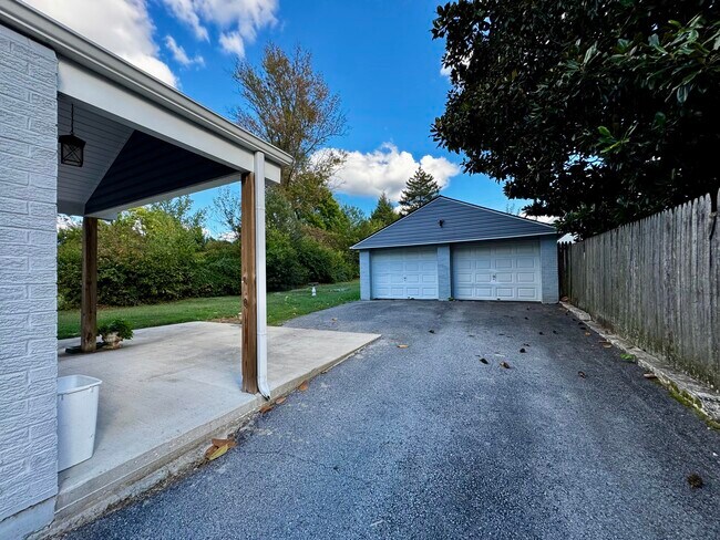 Building Photo - 564 Claymont Dr