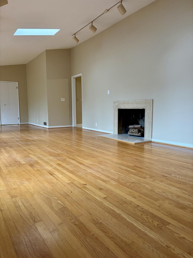 Building Photo - 6493 Thorncrest Dr