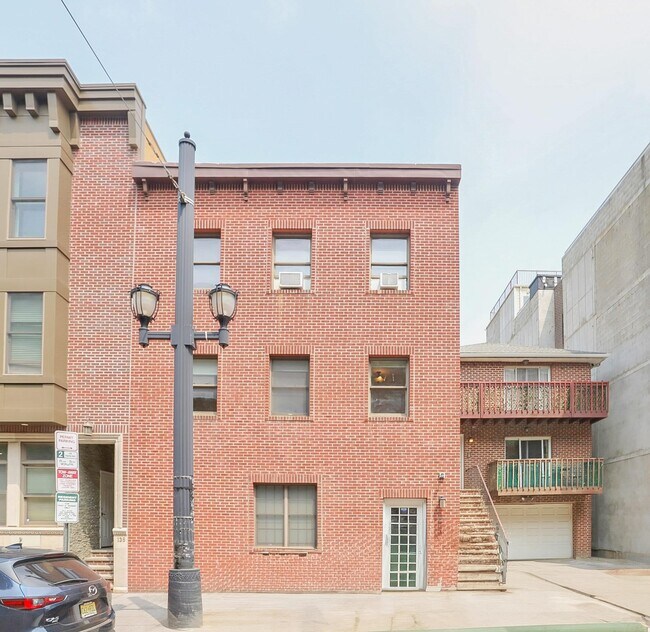 Primary Photo - 136 Essex St