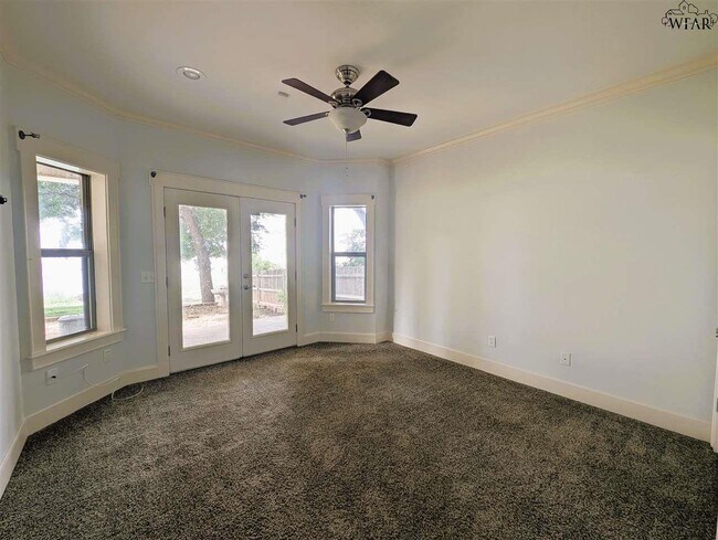 Building Photo - 609 Shoreline Dr