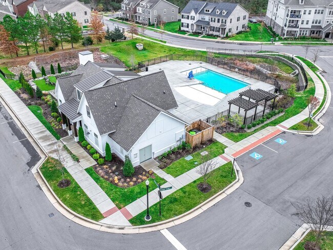 Building Photo - 2 Bed, 2 Bath Condo with Garage Close to Downtown Franklin
