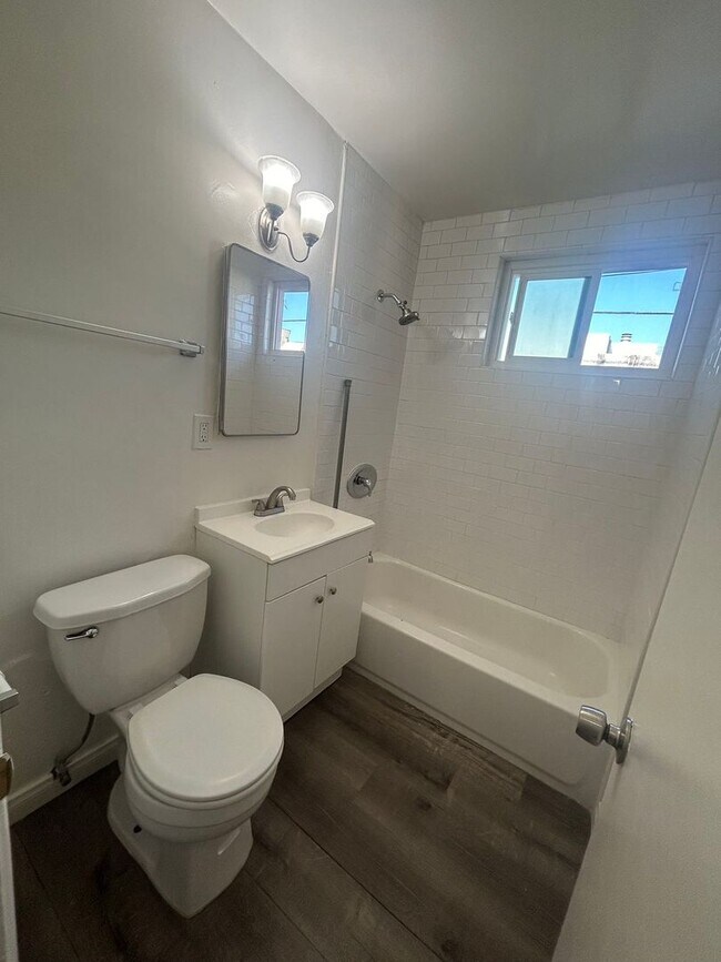 Building Photo - Top Floor Apartment, 1 Bed + 1 Car Garage, Long Beach