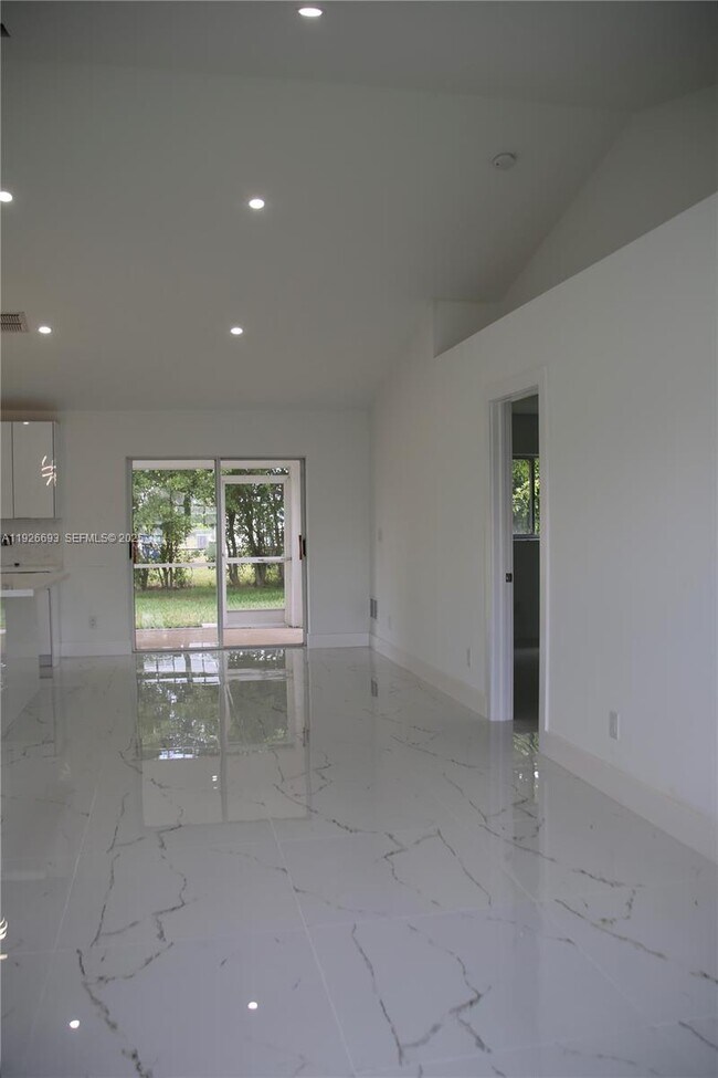 Building Photo - 1716 NE 6th Pl