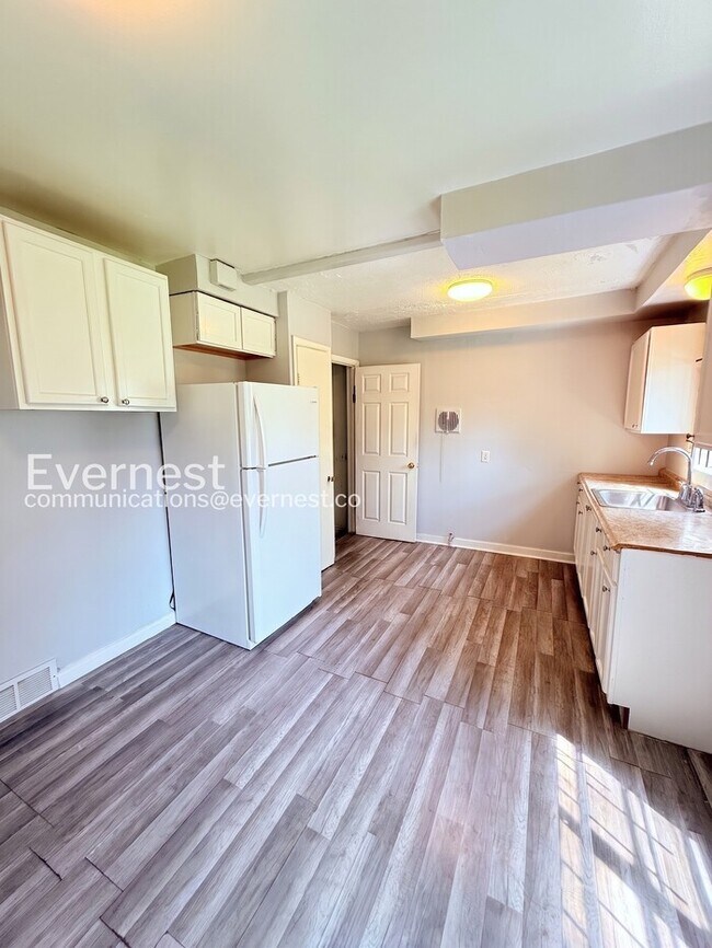 Building Photo - 2 Bed & 1 Bath Duplex in Detroit / Pet-Friendly / Section 8 Accepted / Available Now!