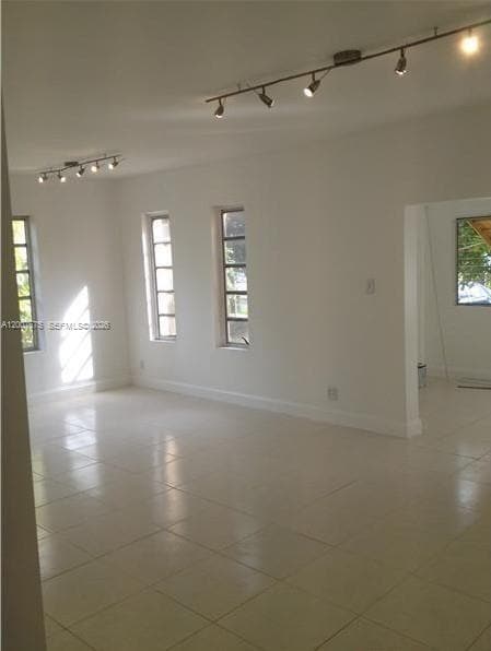 Building Photo - 305 NE 2nd Ave