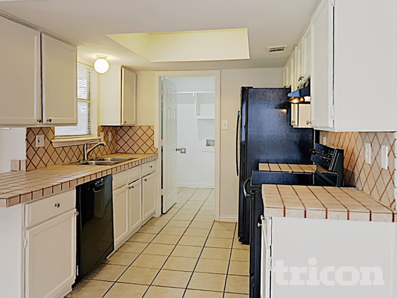 Building Photo - 822 Foxridge Dr