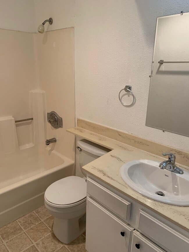 Building Photo - Spacious Condo w/ Washer/Dryer, A/C & View!