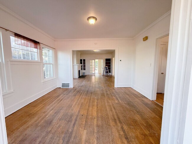 Building Photo - 3 & 4 Bedroom Units Just Steps from WWU