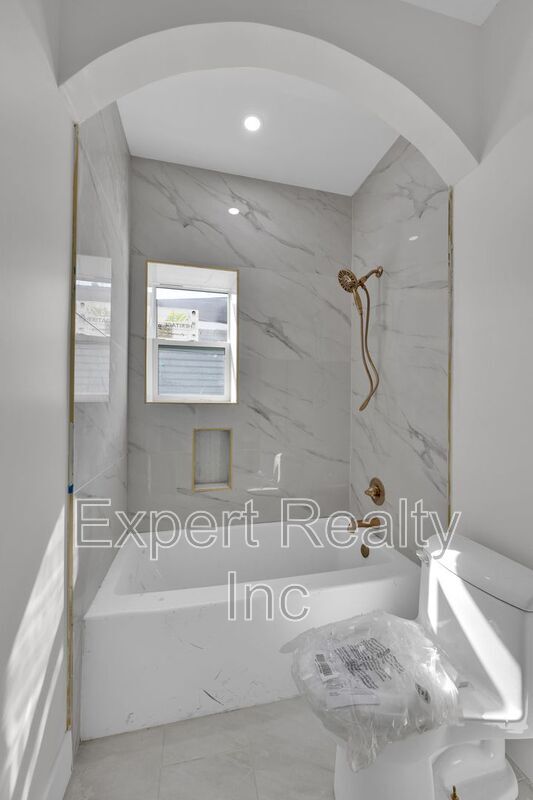 Building Photo - 1720 34th Pl N