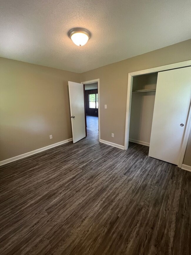 Building Photo - 2 Bedroom Duplex Available (Monroe)