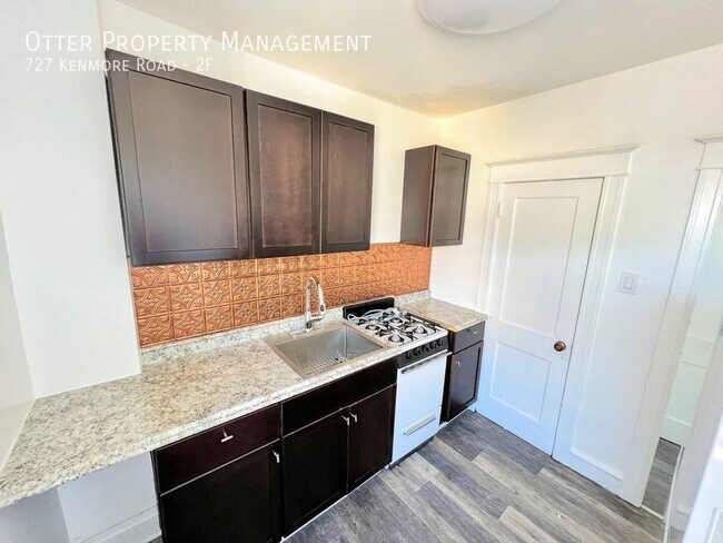 Building Photo - 727 Kenmore Rd