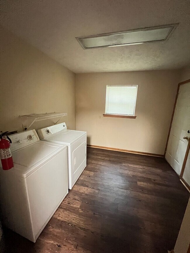 Building Photo - 2bed/1bath off Hampton for August!!!