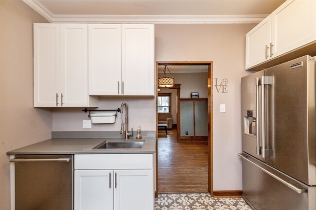 Dishwasher and farmhouse sink. - 1015 Walnut St