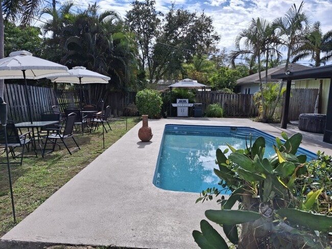 Building Photo - 385 Toledo St