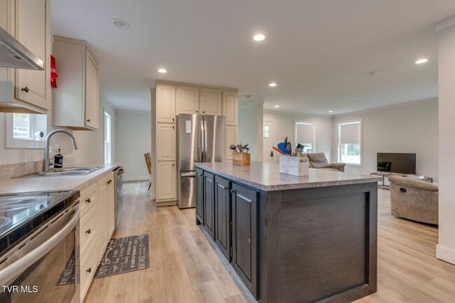 Building Photo - Very nice home located less than 5 minutes...