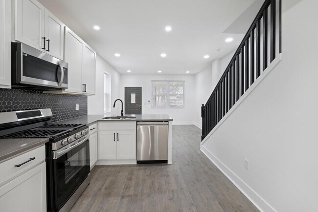 Building Photo - 272 S 22nd St