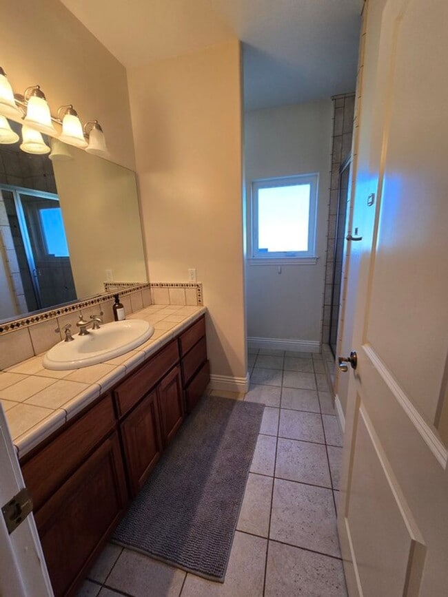 Building Photo - Private Country Living!!!