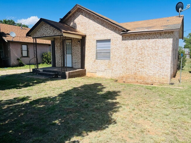 Building Photo - House in Melrose