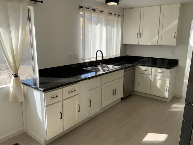 Building Photo - Stunning Remodeled 4 bedroom Hercules Home