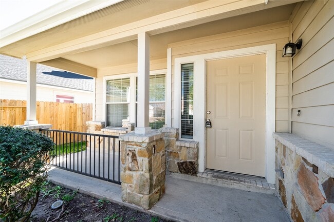 Building Photo - 930 Lancaster Lake Dr