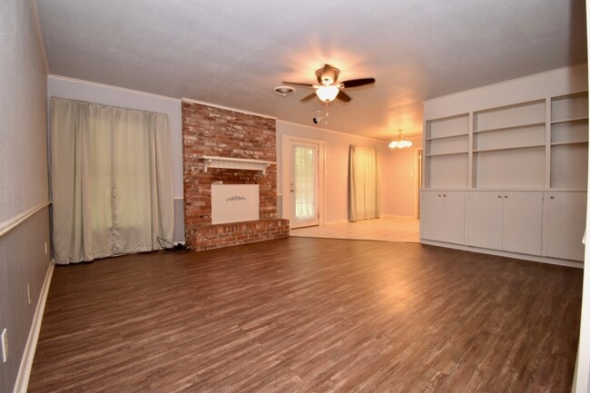 Building Photo - Spacious 4 bedroom 3 bathroom home with large yard and 2 car garage