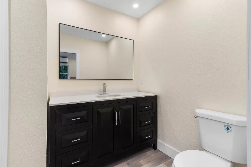 Building Photo - 710 S Pine St