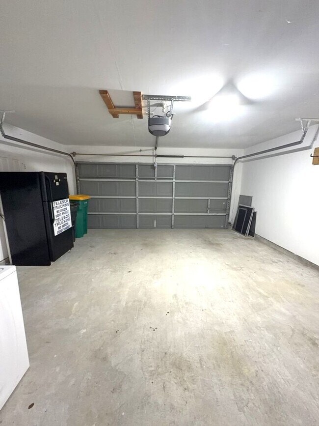 Building Photo - 2106 Lexington Woods Dr