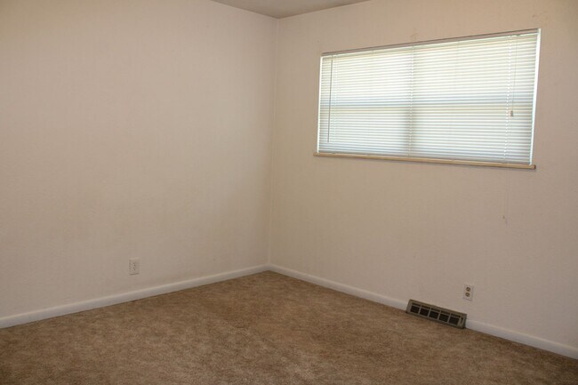 Building Photo - 3006 Butternut Dr