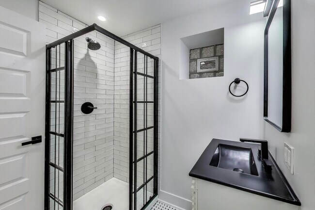 Building Photo - 1437 W Oakdale Ave