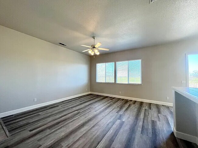 Building Photo - Stunning 4 bedroom 2 bathroom home in Linc...