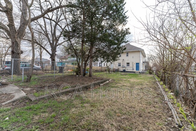 Building Photo - 1037 N Parker Ave