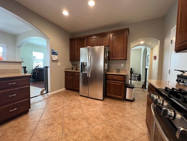 Building Photo - ABSOLUTELY AMAZING! Large 4 bedroom 2 stor...