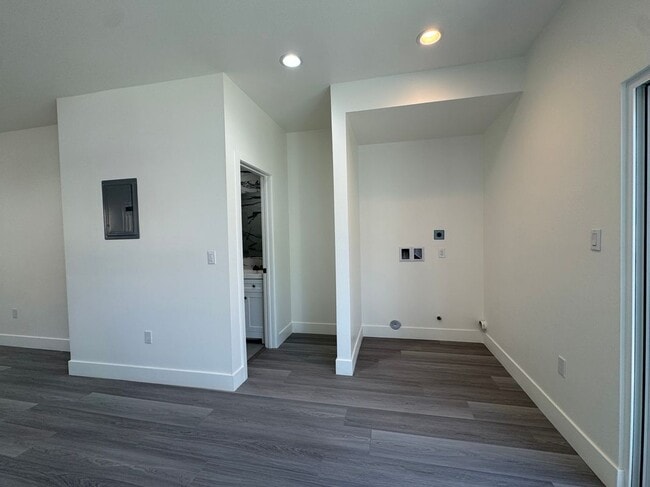 Building Photo - 7871 Glencoe Drive