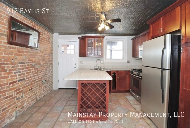 Building Photo - 2 Bedroom Rowhome w/ Rooftop Deck!