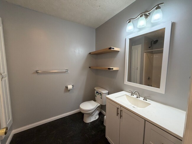 Building Photo - 3-Bedroom Home in Quiet Neighborhood Located in St. Robert, MO!