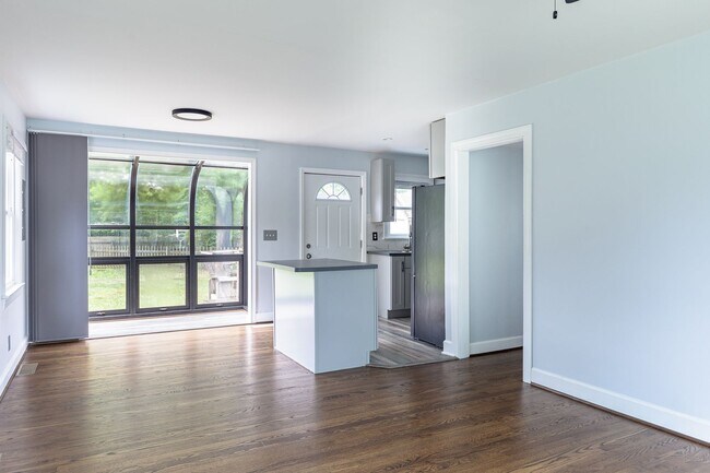 Building Photo - Spacious home located in a great neighborhood!