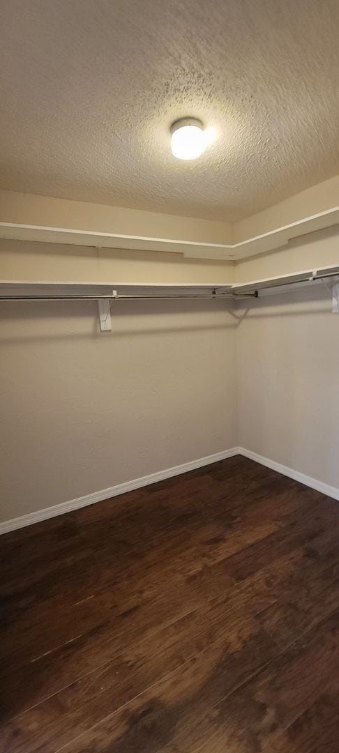 Building Photo - Charming 3/3 Condo