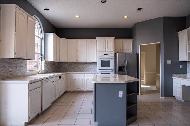 Building Photo - 5609 Exeter Dr