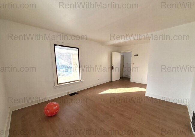 Building Photo - 824 Logan Ave