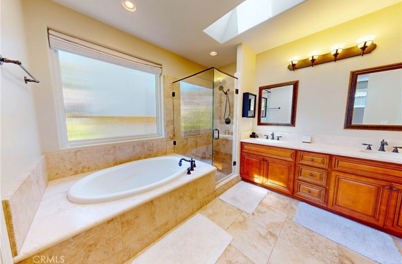 Master bathroom - 5595 Tanbark Ct