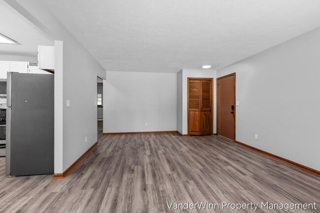 Building Photo - 6556 Bella Vista Dr NE