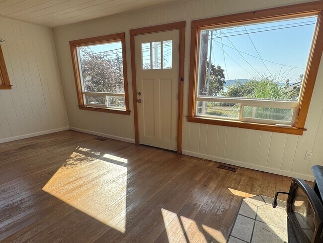 Building Photo - 3 Bed, 2 Bath in Anacortes WATER VIEW and ...