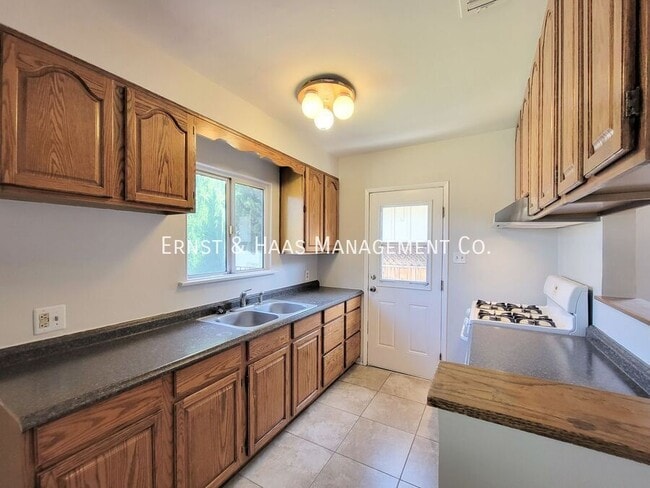 Building Photo - 3527 Pine Ave