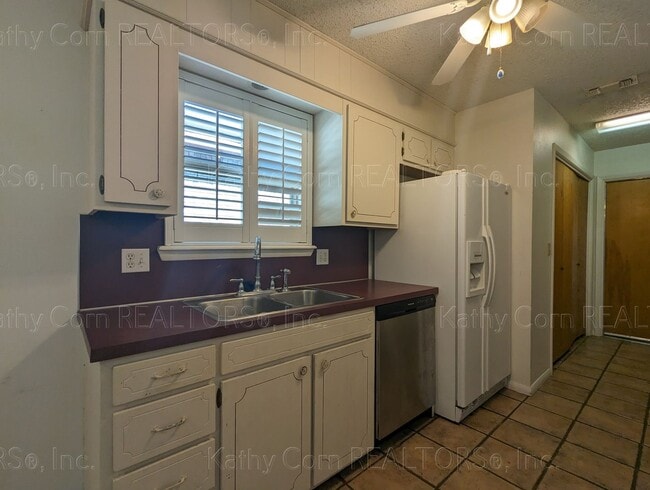 Building Photo - Two Bedroom Home