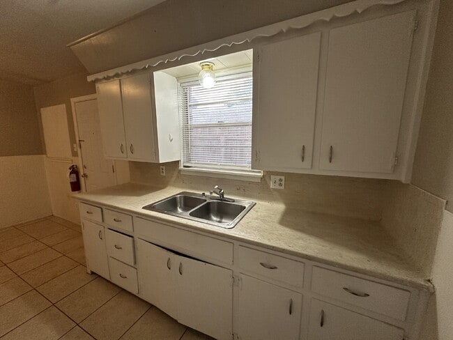 Building Photo - 2 Bedroom Duplex