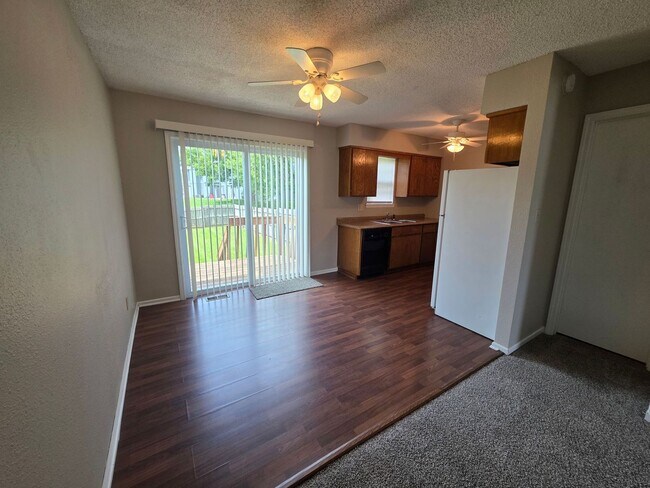 Building Photo - Spacious 2 Bedroom Quadplex with Garage