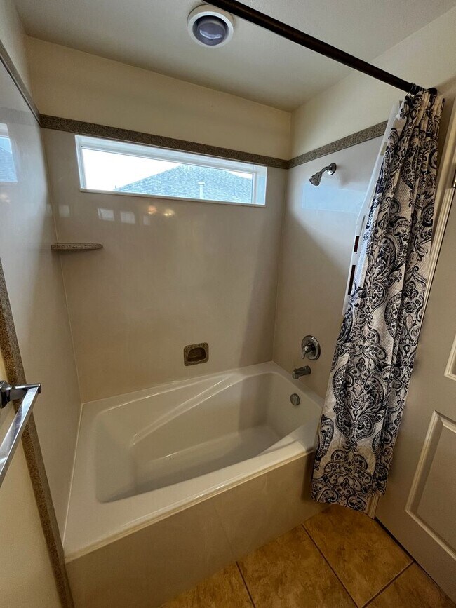 Building Photo - Beautiful 6 Bedroom/3.5 Bath Home in Springville!